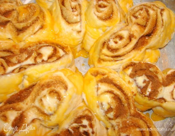 Смазать желтком. Настаиваться давать не нужно, пока мы формировали рулетики и размещали их в форме, тесто уже достаточно отдохнуло.