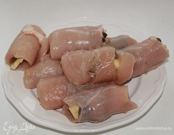 Грудки свернуть рулетиком.