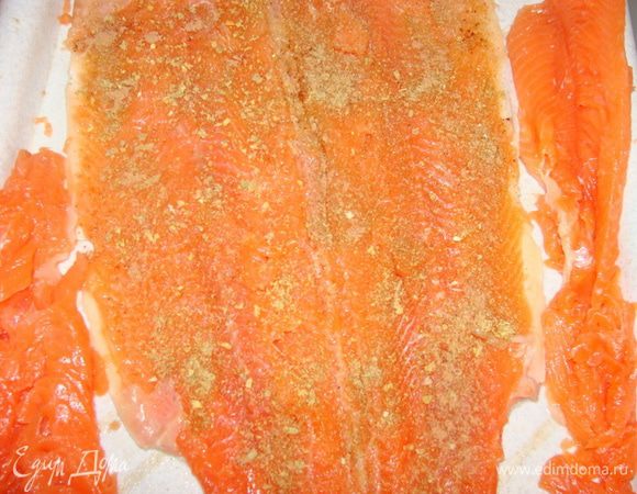 Слегка отбить тушку и посыпать пряностями(приправой для рыбы, кориандром молотым и мускатным орехом) и солью.