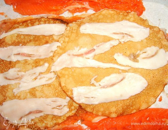 Накрыть двумя блинчиками. ( 200г молока+1 яйцо, соль сахар и мука). Сверху кусочки сала.