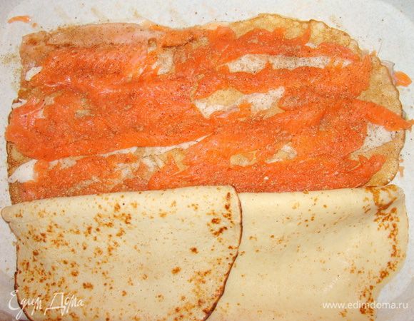 Распределить срезанную мякоть рыбы равномерно, посыпать теми же пряностями, опять накрыть двумя блинчиками.