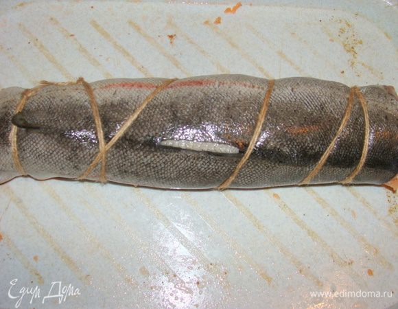 Скрутить в рулет. Зафиксировать жгутом.