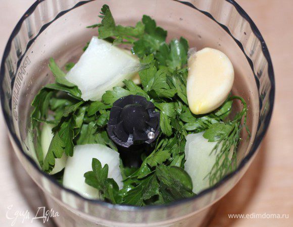 Почистить лук и чеснок. Для маринада нам понадобится 1 луковица и 3 зубчика чеснока (из общего количества). Петрушку помыть и обсушить. Положить лук, чеснок и петрушку в блендер и измельчить.