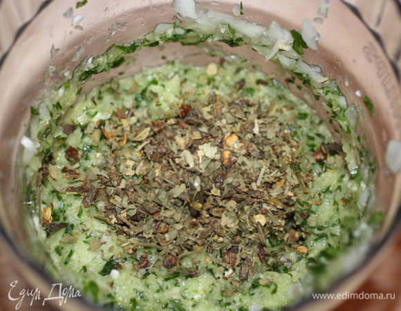 Добавить соль, перец, оливковое масло, коньяк и хмели-сунели. Еще раз хорошо пробить блендером.