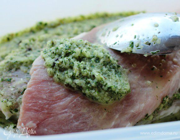 Свинину нарезать тонкими пластинами поперек волокон. Можно слегка отбить. Обильно с двух сторон обмазать маринадом, уложить в контейнер и отправить в холодильник. В таком виде отбивные могут храниться в холодильнике до двух суток.