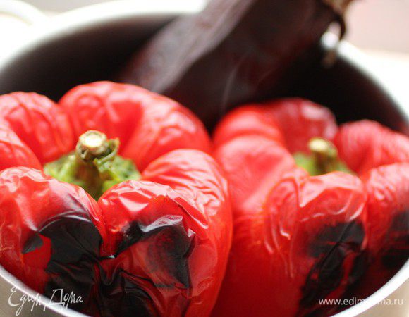 Приготовим соус. Перцы и баклажаны помыть и запечь в духовке до образования черных подпалин. Поместить в пакет или в кастрюлю, накрыть крышкой и оставить на 15-20 минут. По истечении этого времени овощи очистить от кожицы и семян.