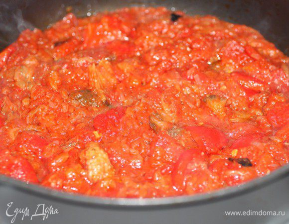 Довести до кипения и тушить 10-15 минут под крышкой.