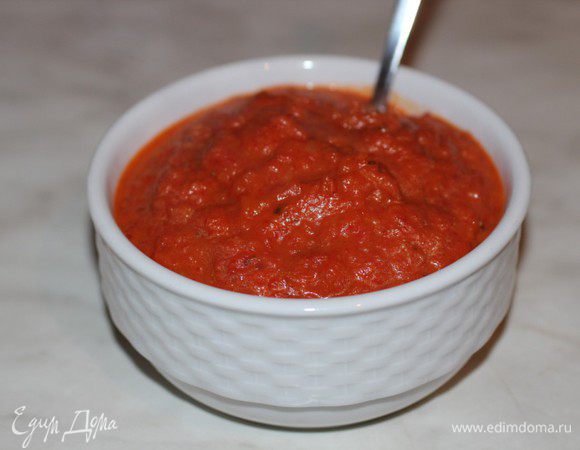 Готовый соус взбить блендером, приправить солью и перцем, по желанию добавить лимонный сок. Хорошо охладить.