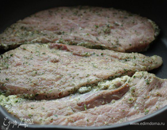 Достать отбивные, убрать с мяса маринад при помощи бумажной салфетки и быстро обжарить на сильном огне с двух сторон по 1,5-2 минуты каждую сторону. Должна получится корочка, которая позволит соку остаться внутри мяса.