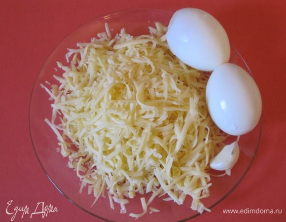 Приготовить начинку: яйца отварить вкрутую, очистить.