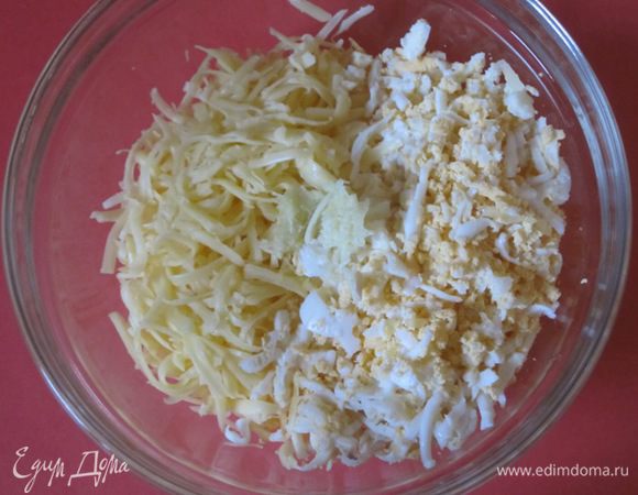 Яйца натереть на терке, добавить часть натертого сыра, пропущенный через пресс чеснок, мелко нарезанный укроп.