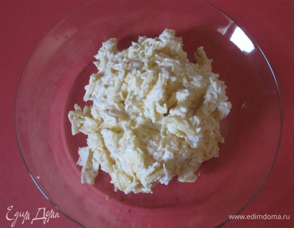 Все перемешать, поперчить,  заправить майонезом.
