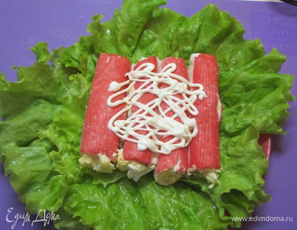 Смазать майонезом.