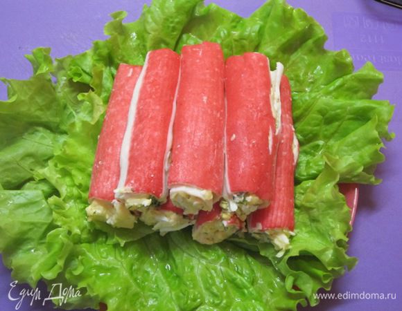 Выложить 3 рулетика, смазать майонезом.