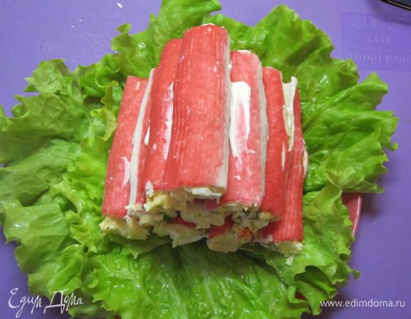 Затем выложить 2 рулетика, смазать майонезом, 1 рулетик.