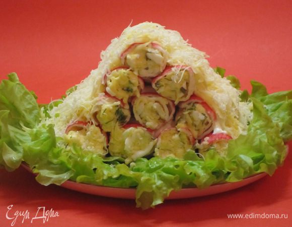 Сверху смазать майонезом и посыпать мелко натертым сыром.