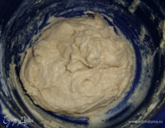 Масло взбить с сахаром, добавить яйца, сметану, всё перемешать. Соду погасить лимонным соком и добавить в тесто.Затем добавлять муку, пока тесто не станет как густая сметана, затем поместить его в холодильник на 30 минут.