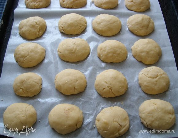 Из теста слепить половинки шариков,выложить их на смазанную маслом бумагу и выпекать в течение 10 минут так, чтобы они не успели стать твёрдыми.