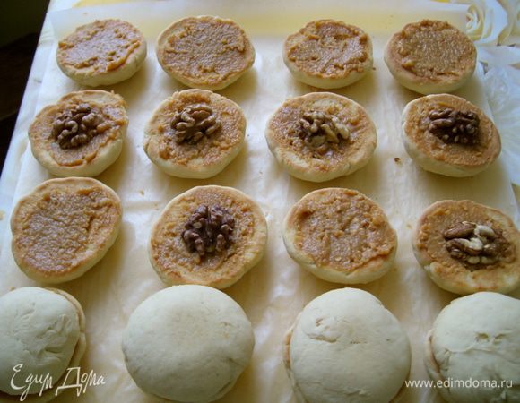 Из готовых половинок вырезать серединки, измельчить и перемешать со сгущённым молоком.Наполнить полученной массой каждую половинку, вложив в серединку орех, а затем склеить половинки попарно.