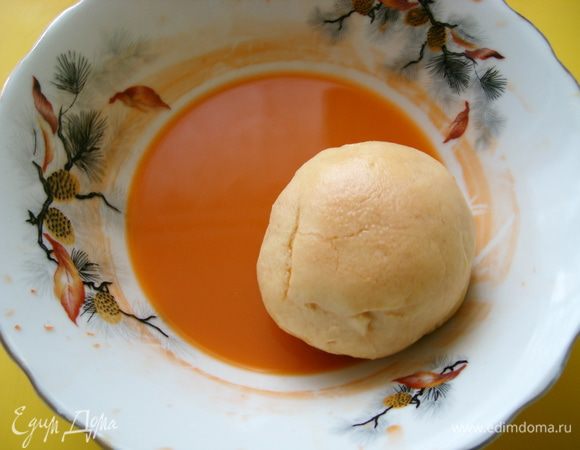 Морковь натереть на мелкой тёрке и отжать через марлю сок."Персики"по очереди окунать в чашку с морковным соком.