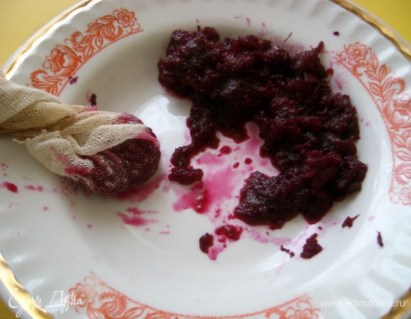 Натереть ломтик варёной свеклы, завернуть в марлю и подкрасить бочки каждого "персика".