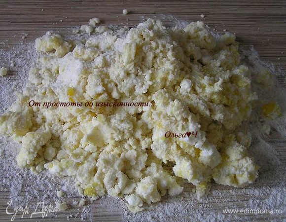 Выложить массу на рабочий стол, присыпанный мукой