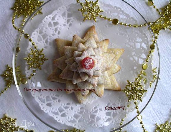 Каждую "елочку" посыпать сахарной пудрой ("снежком") и украсить ягодой калины.