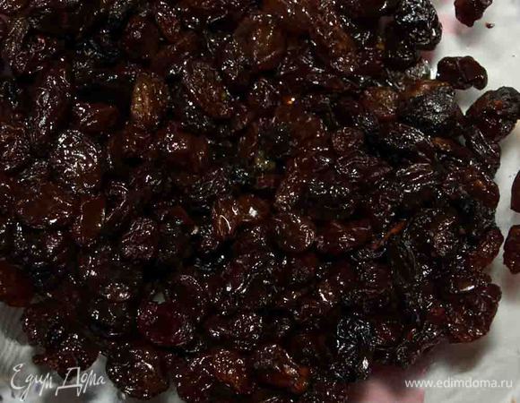 Заранее замачиваем изюм в коньяке. В идеале сутки