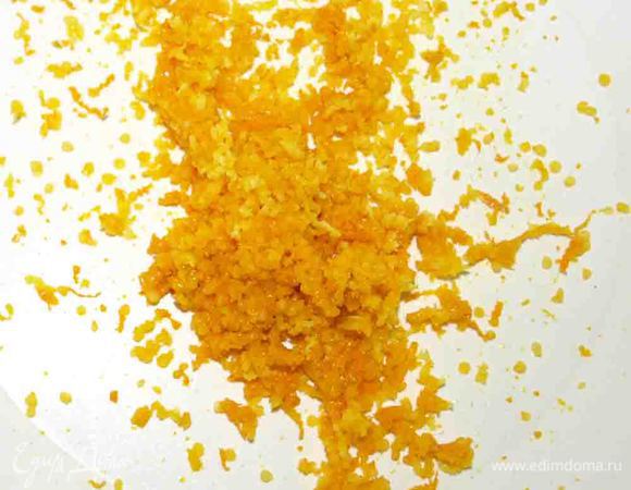 Снимаем цедру с апельсина. Шоколад мелко рубим