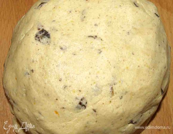 Аккуратно подмешиваем  муку с разрыхлителем, изюм, шоколад. Замешиваем плотное тесто
