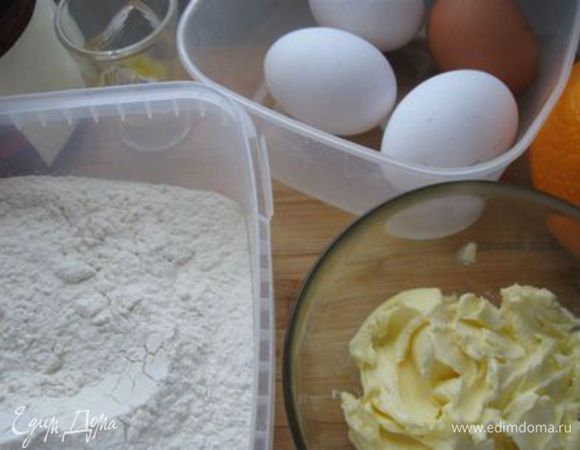 Подготовить все необходимое для приготовления теста. Просеять муку. На мелкой терке натереть цедру лимона, который предварительно надо хорошо помыть. 

