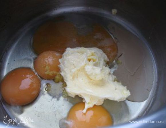 Отделить белок от желтка у одного яйца. Разбить в миску 3 яйца, добавить желток. Размягченное сливочное масло, соль, ликер, пищевую соду добавить к яйцам, размешать. Муку добавлять постепенно.

