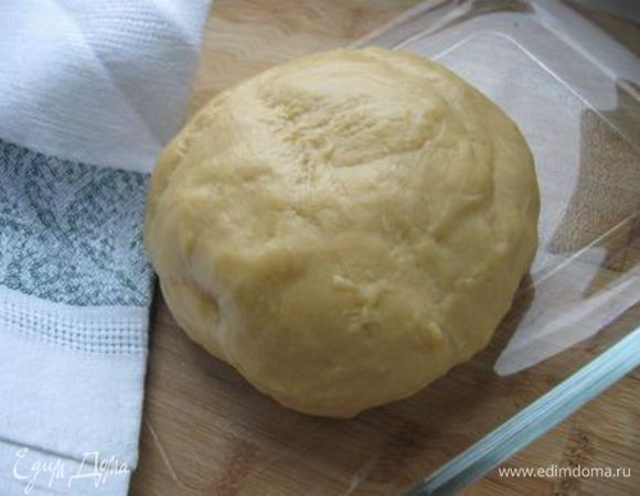 Скатать из теста шар (тесто должно отставать от рук, быть эластичным). Оставить его отдохнуть на 1,5 часа под льняную салфетку или полотенце.

