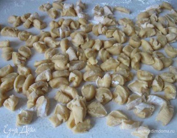 Нарезать тесто на кусочки  примерно 5 мм. 