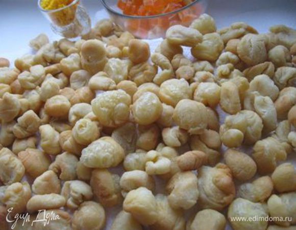 Налить в широкую посуду с толстым дном растительное масло, хорошо нагреть его на медленном огне. Положить во фритюр шарики теста. Часто мешать шумовкой. Когда шарики станут золотистого цвета (в размере они немного увеличатся), вынуть их шумовкой. Следить, чтобы не подгорели. Положить на бумажные салфетки, чтобы стек жир. 