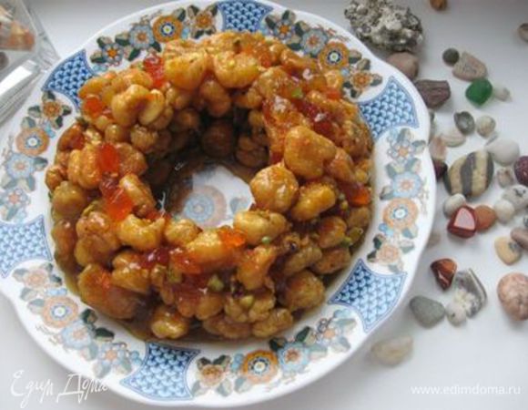 Когда масса укрепиться, осторожно вынуть стакан. Украсить цукатами, орешками, цветными посыпками, форма венка позволяет по-разному декорировать ваше блюдо. Приятного чаепития!