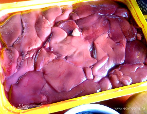 Печень куриную очистить от жиринок и жилок.