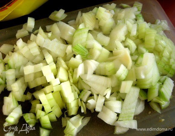 Луковицу нарезать на кубики.