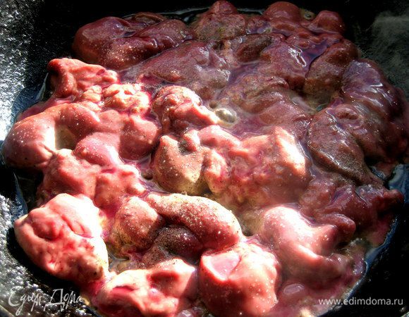 Убрать лук и в этой же сковороде обжарить печень кусочками,поперчить,посолить.
