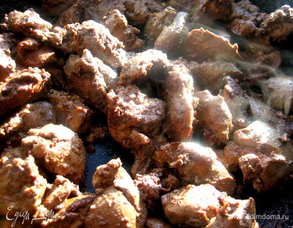 Чем мельче кусочки,тем быстрее обжарить.