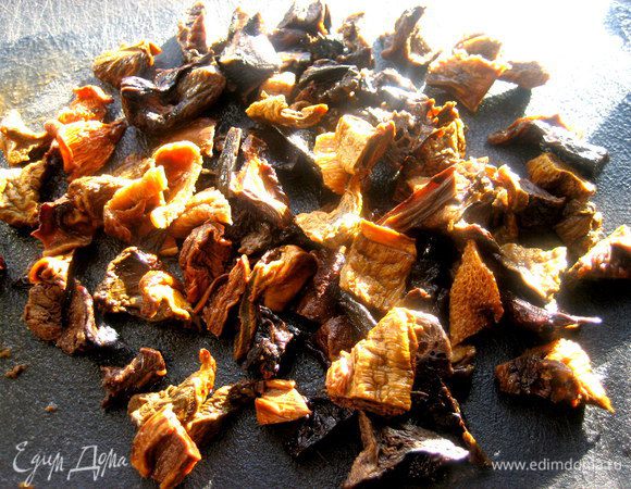 Грибы (уже мягкие!) нарезать на кусочки.