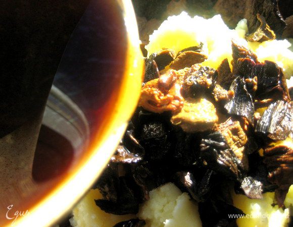 Выльем туда и водичку,в которой настаивались грибы!