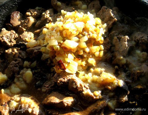 Возвращаем в сковороду и лук.