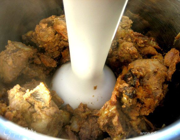 Далее поместить в высокую ёмкость и взбить блендером!