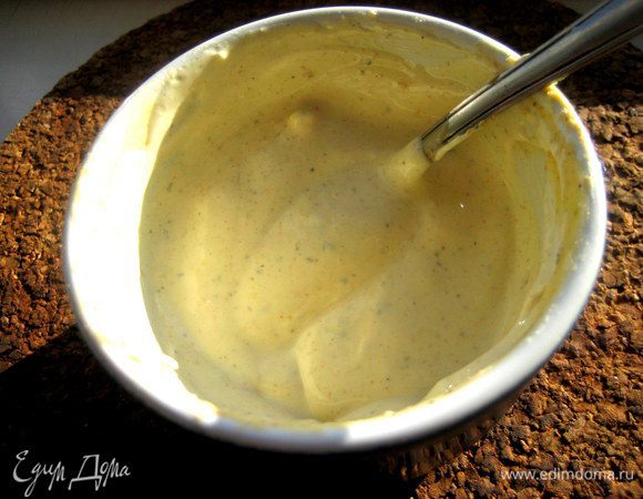 Младший сын делал соус к пельмешкам (сметана,майонез,приправы) и осталась пара ложек...