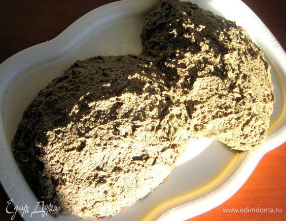 Для оформления берём небольшой подносик или плоское блюдо...,выкладываем всю массу в виде гриба.