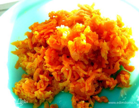 Морковь заранее отварить ( у меня осталась от винегрета!) и натереть крупно.