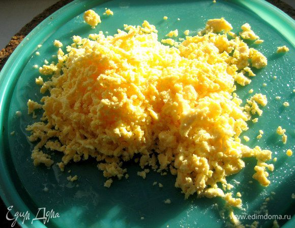 Желтки отдельно натереть мелко.