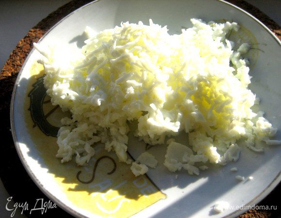 Белки мелко натереть отдельно тоже.