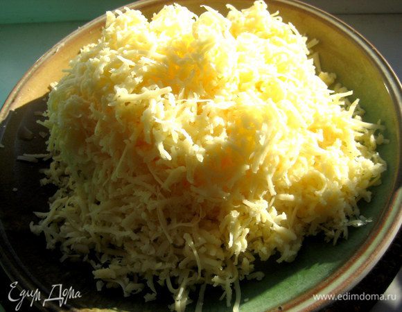 Сыр мелко натереть...